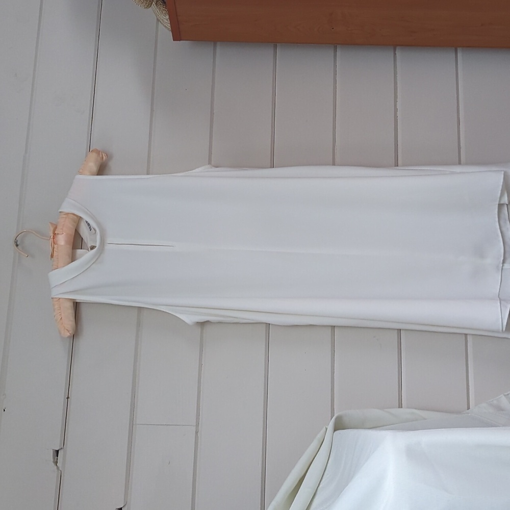 Sleeveless off-white long top